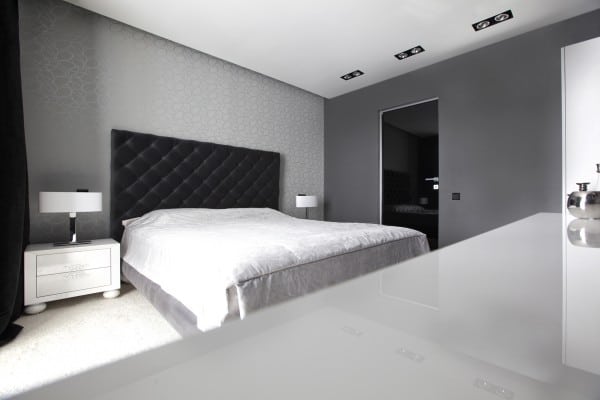 Diseño de dormitorio blanco y negro | Construye Hogar