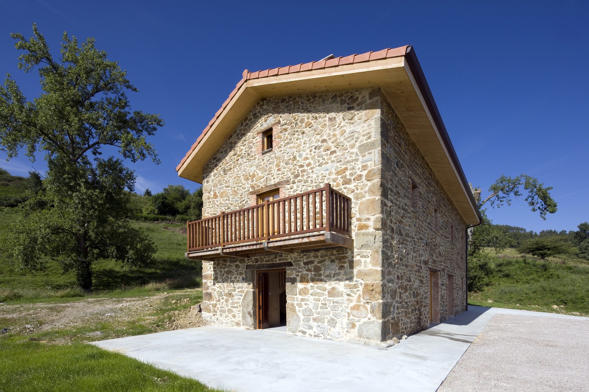 Diseño de casa rústica de piedra [planos] | Construye Hogar