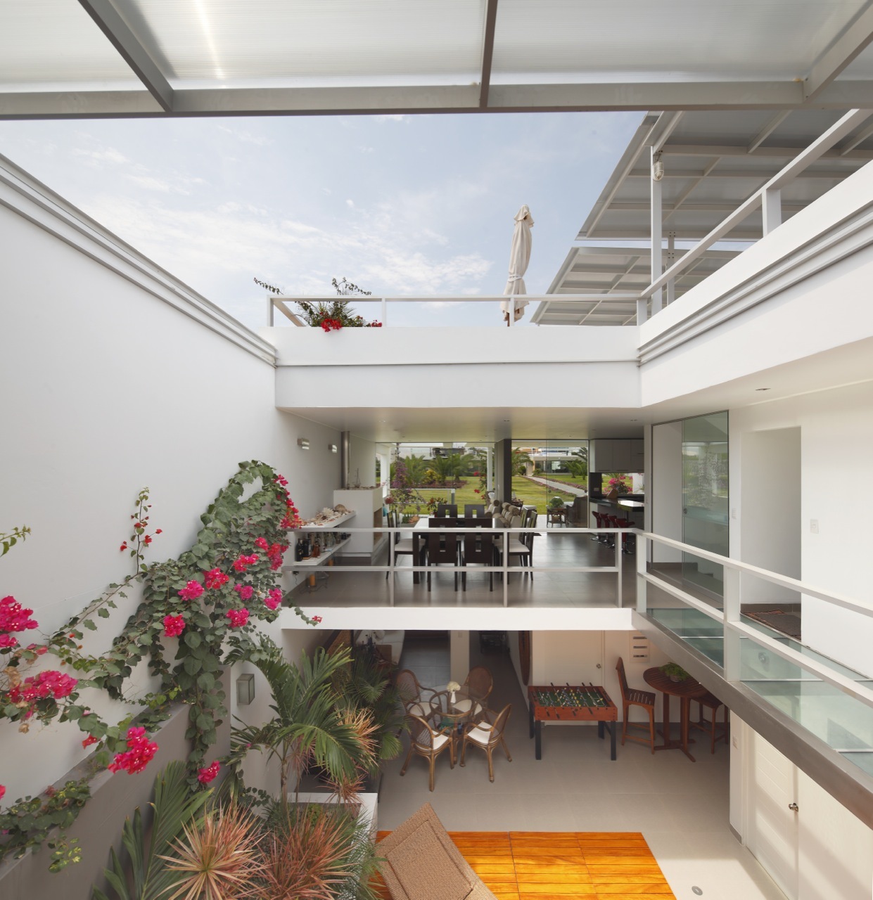 Diseño de casa de una planta con sótano y terraza piscina | Construye Hogar